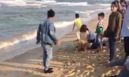 Tắm biển đầu năm, 7 học sinh bị đuối nước