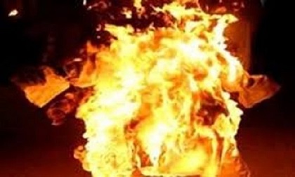 Nghi thua bạc ngày tết, người đàn ông đổ xăng tự thiêu