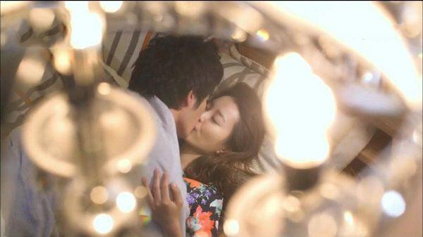 lang nguoi phat hien chiec phong bi duoi goi qua chong den tham ban than om - 1
