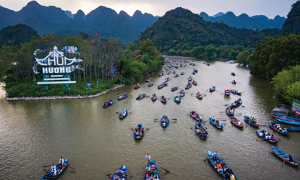 Hàng vạn du khách tới Lễ hội chùa Hương trong ngày khai hội Mồng 6 tháng Giêng