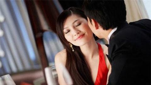 dang hu hi cung nhan tinh, chong mat via khi nghe thay tieng noi phia sau di anh vo - 1