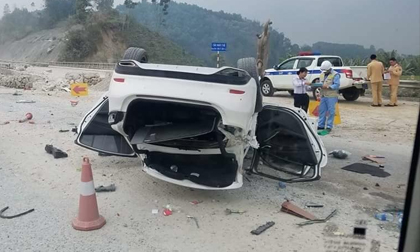 Gặp tai nạn kinh hoàng, xế hộp chở 3 người 'phơi bụng' trên cao tốc