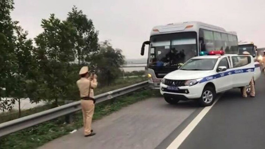 Xe khách chở 60 người “làm xiếc” trên cao tốc rồi húc vào xe CSGT - 1