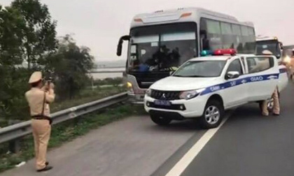 Xe khách chở 60 người “làm xiếc” trên cao tốc rồi húc vào xe CSGT