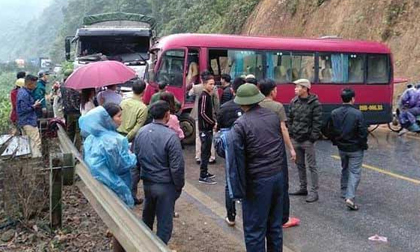 Xe khách đấu đầu xe tải, nhiều hành khách la hét kêu cứu