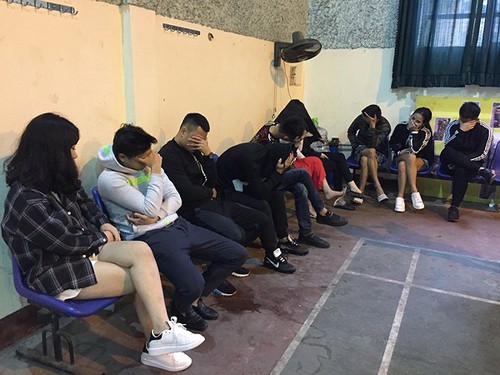 12 nam thanh nữ tú rủ nhau vào nhà nghỉ