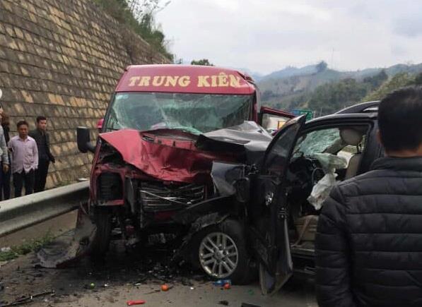 Xe khách và ô tô đâm nhau kinh hoàng trên cao tốc - 1