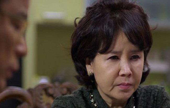 khinh con dau ngheo, ngay nhap vien me chong lang le khoc khi thay to giay la trong vi - 1