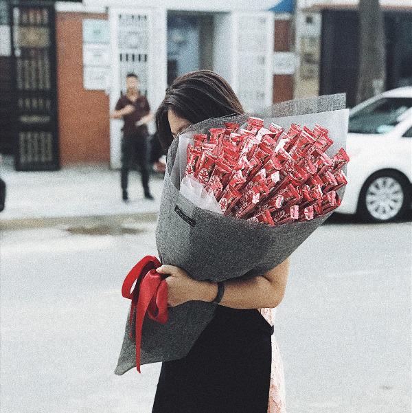 khong mang hoa hong valentine, chi em gio chi me nhung bo hoa 2 trong 1 lai 