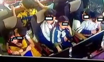 3 đôi học sinh ngồi bế nhau, ôm hôn trong quán net được cư dân mạng lan truyền
