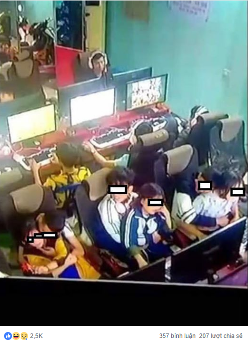 3 đôi học sinh ngồi bế nhau, ôm hôn trong quán net được cư dân mạng lan truyền - Ảnh 1. 3 đôi học sinh ngồi bế nhau, ôm hôn trong quán net được cư dân mạng lan truyền - Ảnh 1.