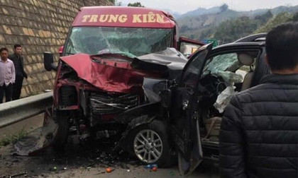 Tin mới vụ xe khách và ô tô đâm nhau kinh hoàng trên cao tốc