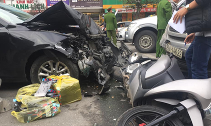Hà Nội: “Xế hộp” gây tai nạn liên hoàn, nhiều người gặp nạn