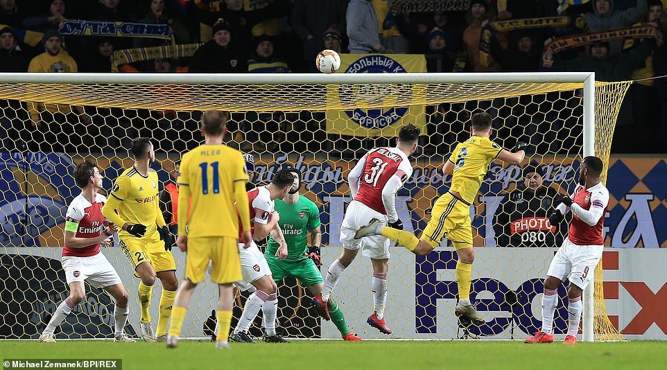 Lacazette ăn thẻ đỏ, Arsenal thua đau ở vòng 1/16 Europa League
