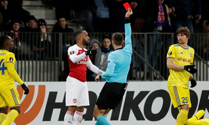 Lacazette ăn thẻ đỏ, Arsenal thua đau ở vòng 1/16 Europa League