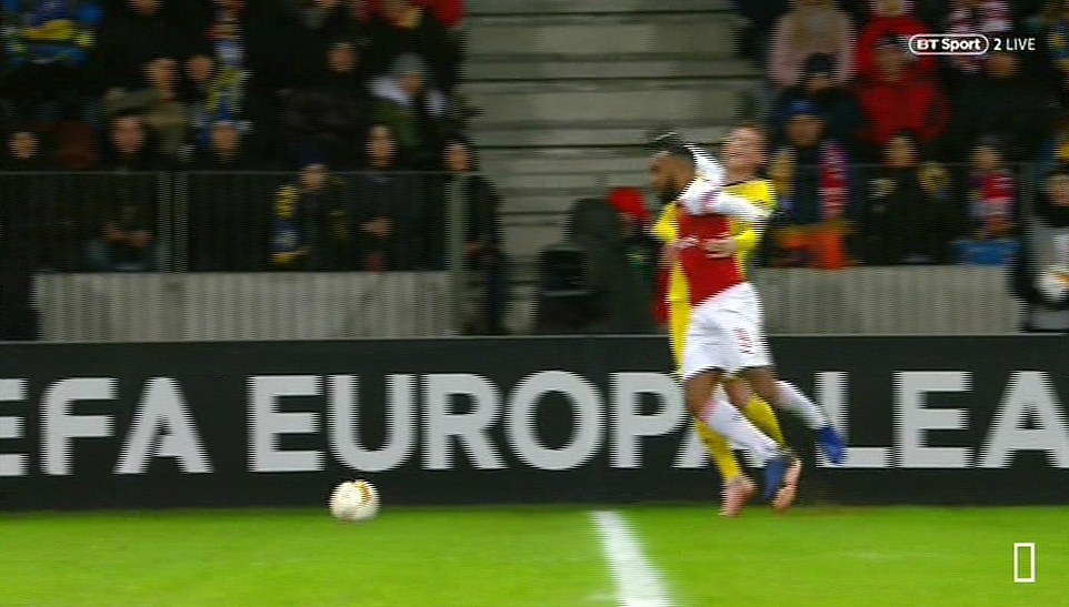 Lacazette ăn thẻ đỏ, Arsenal thua đau ở vòng 1/16 Europa League