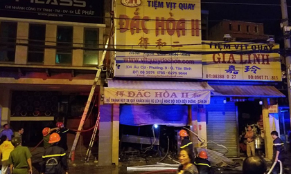 Tiệm vịt quay phát hỏa, nhiều người thoát ra từ mái nhà