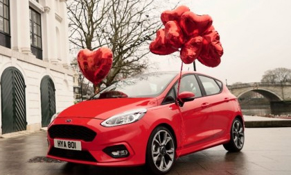 Những màn tỏ tình bằng xe hơi 'đốn tim' trong ngày Valentine