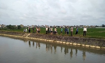 Đi thăm ruộng lúa, người dân tá hỏa phát hiện thi thể trôi trên kênh