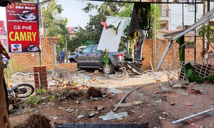 Xe ô tô tông sập nhà dân, người dân phá cửa xe cứu tài xế