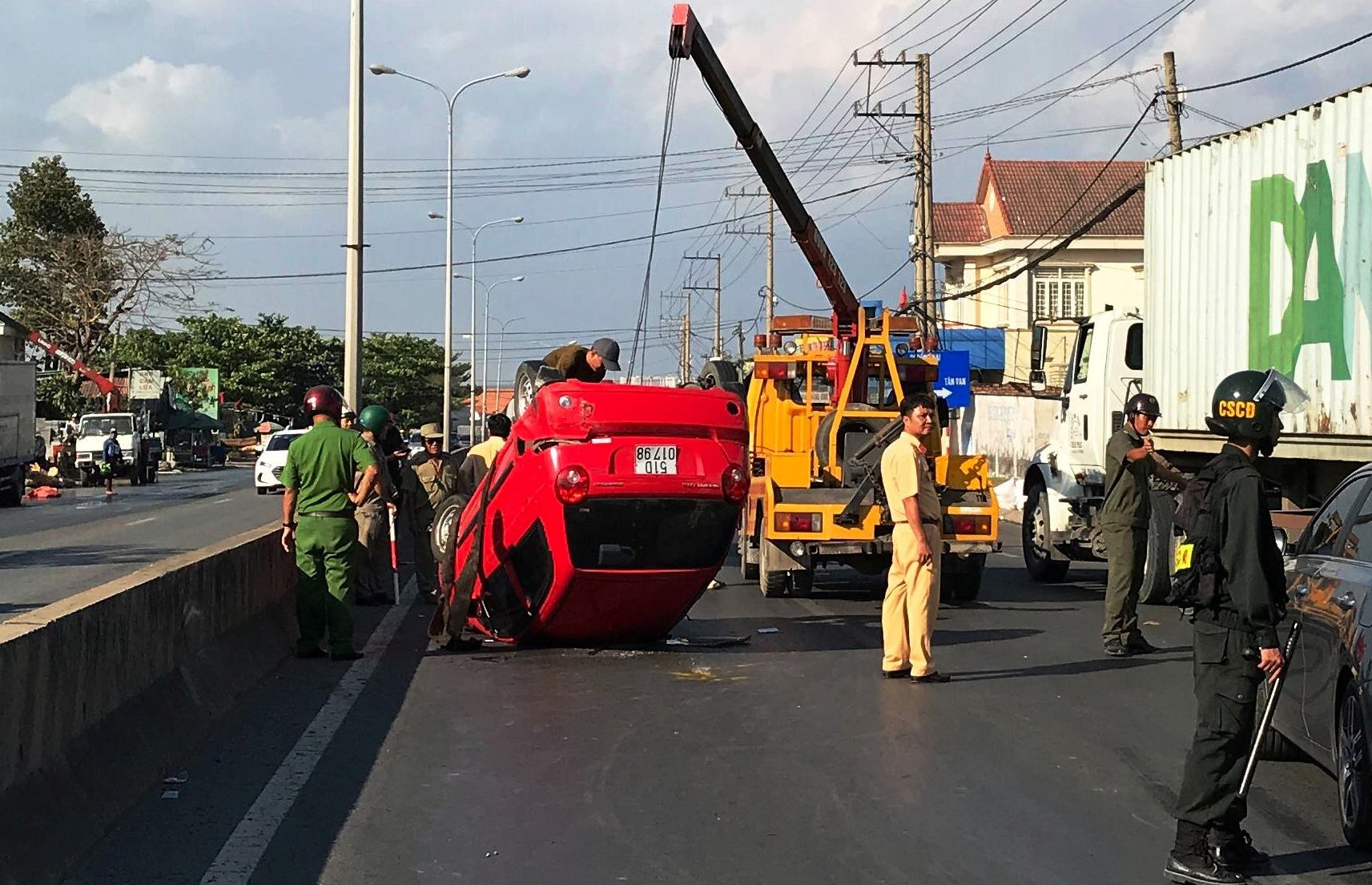 Nhiều người khóc gào trong ô tô lật ngửa sau va chạm khủng khiếp với xe ben - 1