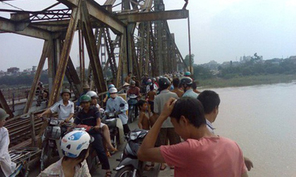 Thực hư thông tin đứng hóng mát cầu Long Biên, mẹ bế đứa lớn, đứa bé rơi xuống sông