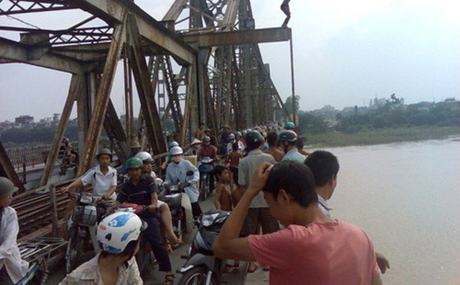 Thực hư thông tin đứng hóng mát cầu Long Biên, mẹ bế đứa lớn, đứa bé rơi xuống sông