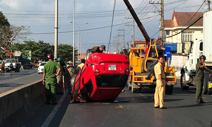 Nhiều người khóc gào trong ô tô lật ngửa sau va chạm khủng khiếp với xe ben
