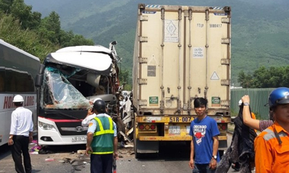 Ô tô khách chở đoàn du lịch đấu đầu container, 11 người bị thương