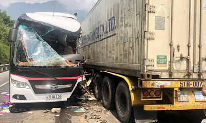 Du khách Hàn Quốc kể phút thoát chết khi ôtô khách húc xe container