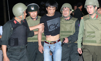 Những khoảnh khắc nghẹt thở vụ tội phạm ma tuý ôm súng cố thủ trong xe bán tải
