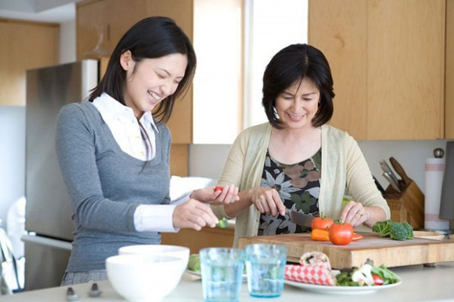 Mẹ chồng muốn lấy vợ mới cho con trai vì con dâu không biết đẻ, cô đáp 1 câu khiến bà lặng người - Ảnh 1.