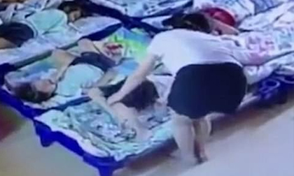 Giáo viên mầm non ngược đãi trẻ em không thương tiếc, lấy kẹp giấy đâm vào người hơn 20 đứa trẻ để bắt ngủ trưa