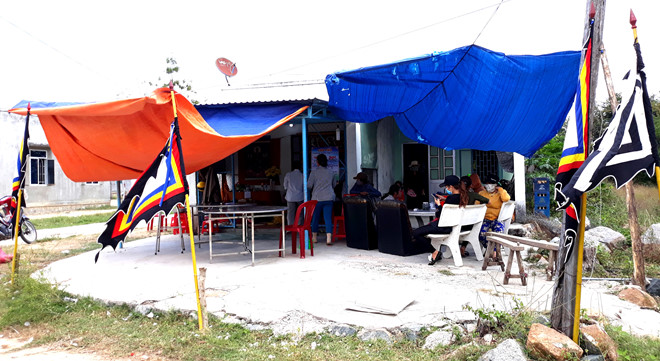 Nghi can sat hai nguoi phu nu loa the: 'Mua hom dep chon me may' hinh anh 2