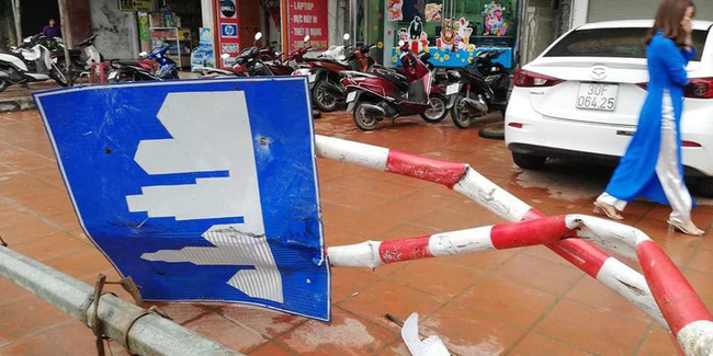 Hà Nội: Xe tải lao vào vỉa hè ban đêm đè bẹp một taxi khiến một người tử vong - Ảnh 3.