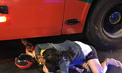 Người mẹ ôm con gái đang hấp hối dưới bánh xe khách