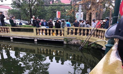 Ngồi trên lan can hồ câu cá, người đàn ông rơi xuống nước tử vong