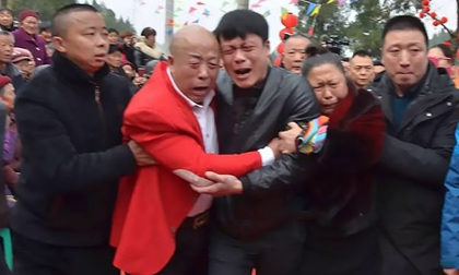 Bị bắt cóc từ nhỏ, người đàn ông nghẹn ngào đoàn tụ với gia đình sau hơn 30 năm chia cắt