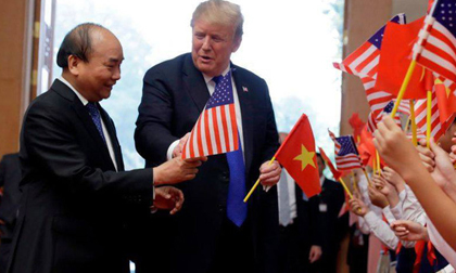 Khoảnh khắc bất ngờ đầy ấn tượng của Tổng thống Trump khi hội kiến Thủ tướng Nguyễn Xuân Phúc
