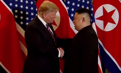 Cái bắt tay lịch sử lần 2 giữa ông Donald Trump và ông Kim Jong-un