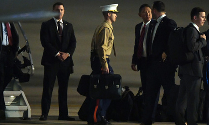 Cận cảnh chiếc 'vali hạt nhân' quyền lực - vật bất ly thân của Tổng thống Trump tại Hà Nội