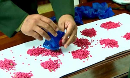 Bắt người mang 120.000 viên ma túy vào Việt Nam