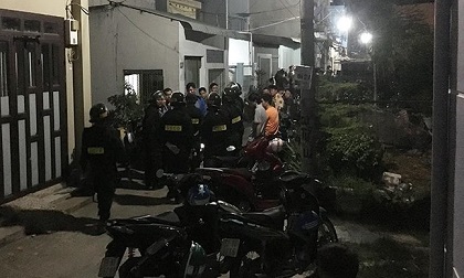Cảnh sát khống chế kẻ vô cớ chém hàng xóm rồi cố thủ