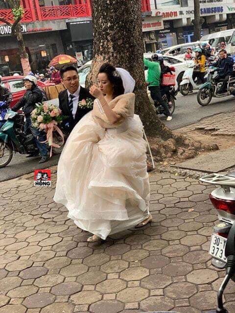 Cô dâu phải bê váy để di chuyển. Ảnh: Hóng