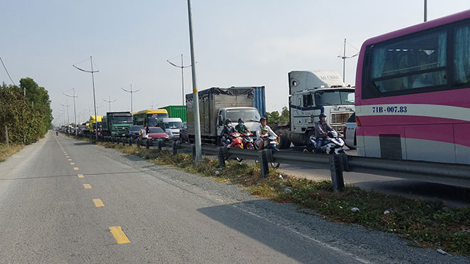 Ô tô khách tông vào xe container ở Sài Gòn, nhiều hành khách “đứng tim” - 2