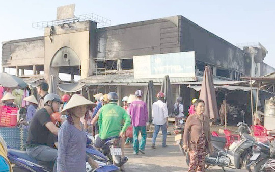 Cháy kinh hoàng đêm khuya, cả khu chợ ra tro - Ảnh 1.