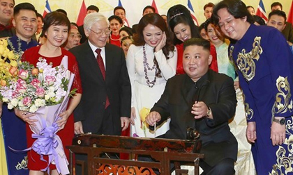 Hình ảnh Chủ tịch Triều Tiên Kim Jong-un chơi thử đàn bầu