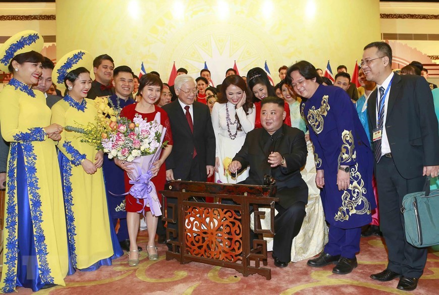 Hình ảnh Chủ tịch Triều Tiên Kim Jong-un chơi thử đàn bầu