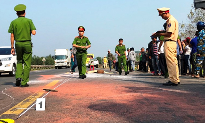 2 con khóc ngất bên thi thể người mẹ sau tai nạn ở Đà Nẵng