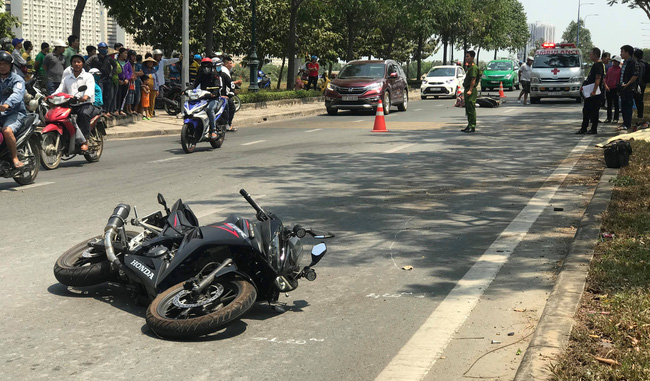 TP.HCM: Va chạm giữa mô tô phân khối lớn và xe máy, 1 người chết, 2 người bị thương nặng nhập viện cấp cứu - Ảnh 3.